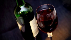 Красное вино улучшает здоровье кишечника и снижает риск ожирения