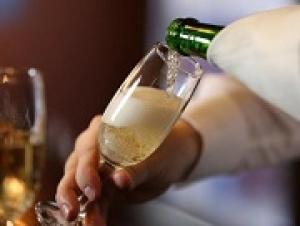 Пить, как короли: как правильно охлаждать и открывать игристое вино